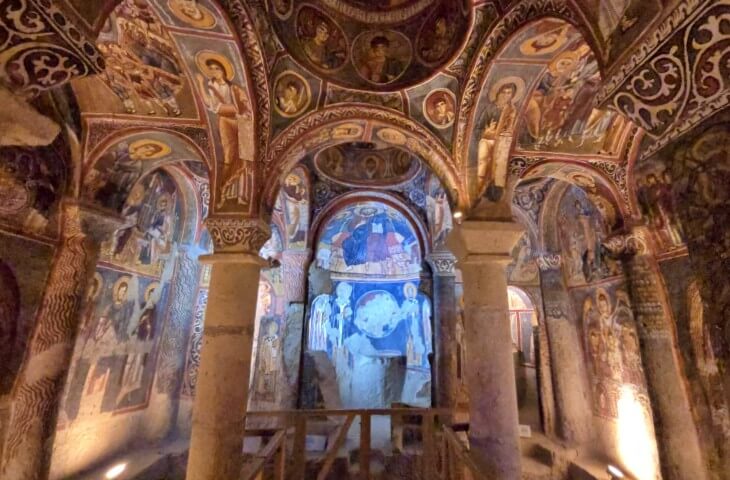 Kapadokya Göreme Karanlık Kilise iç mekânı; Orta Bizans dönemine ait en iyi korunmuş fresk programı.